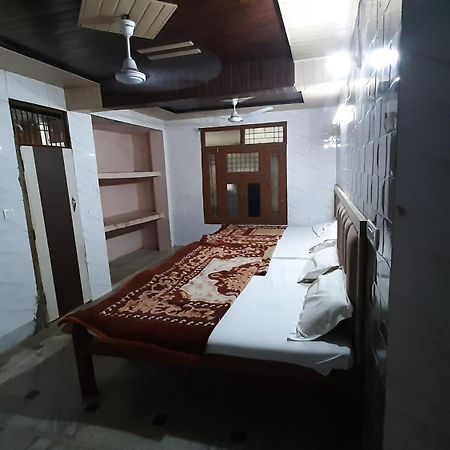 מטורה Subhadra Guest House מראה חיצוני תמונה