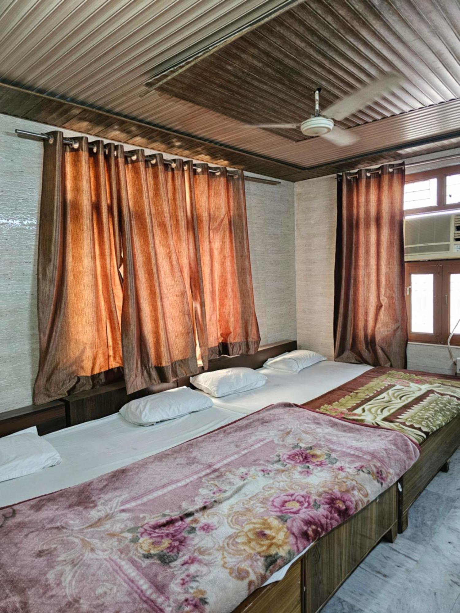 מטורה Subhadra Guest House חדר תמונה