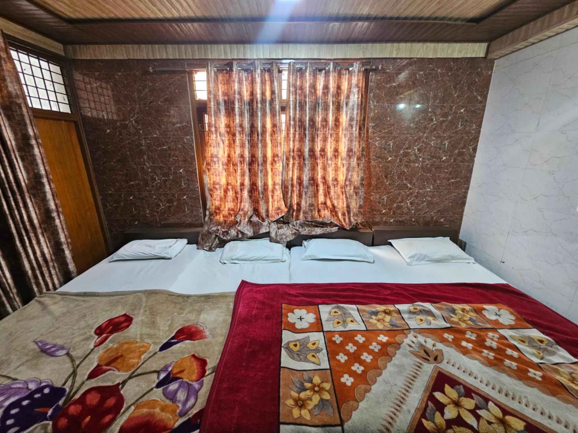 מטורה Subhadra Guest House חדר תמונה