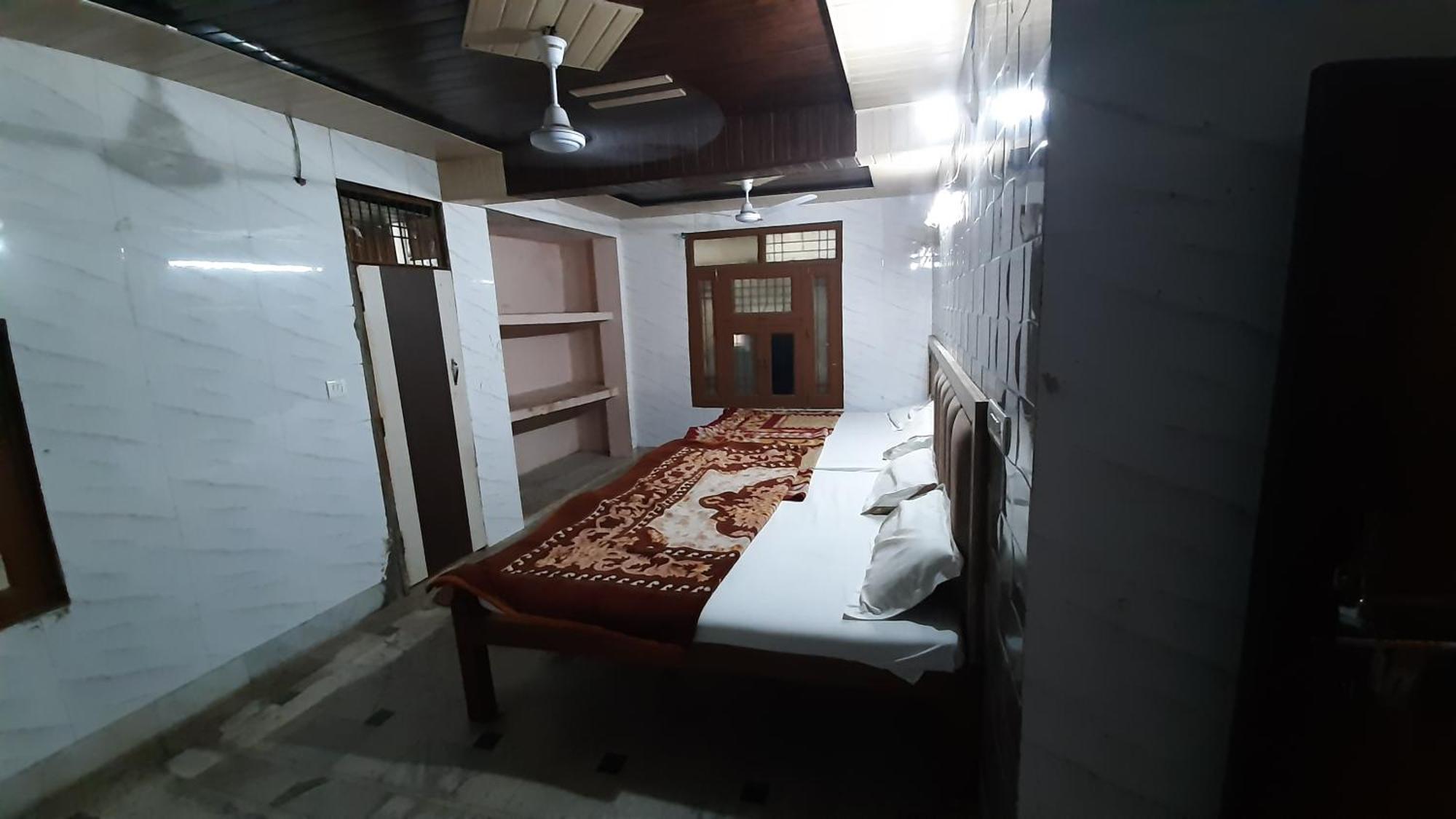 מטורה Subhadra Guest House מראה חיצוני תמונה