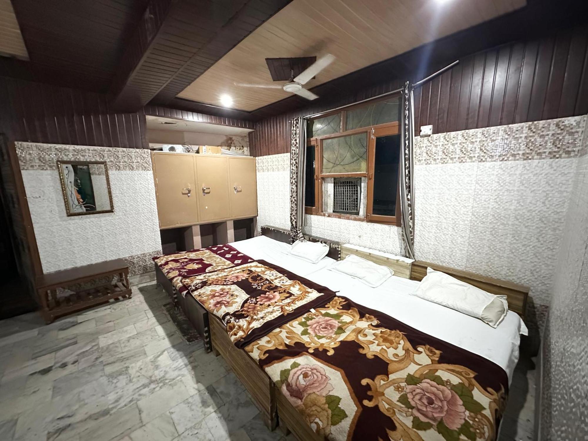 מטורה Subhadra Guest House מראה חיצוני תמונה