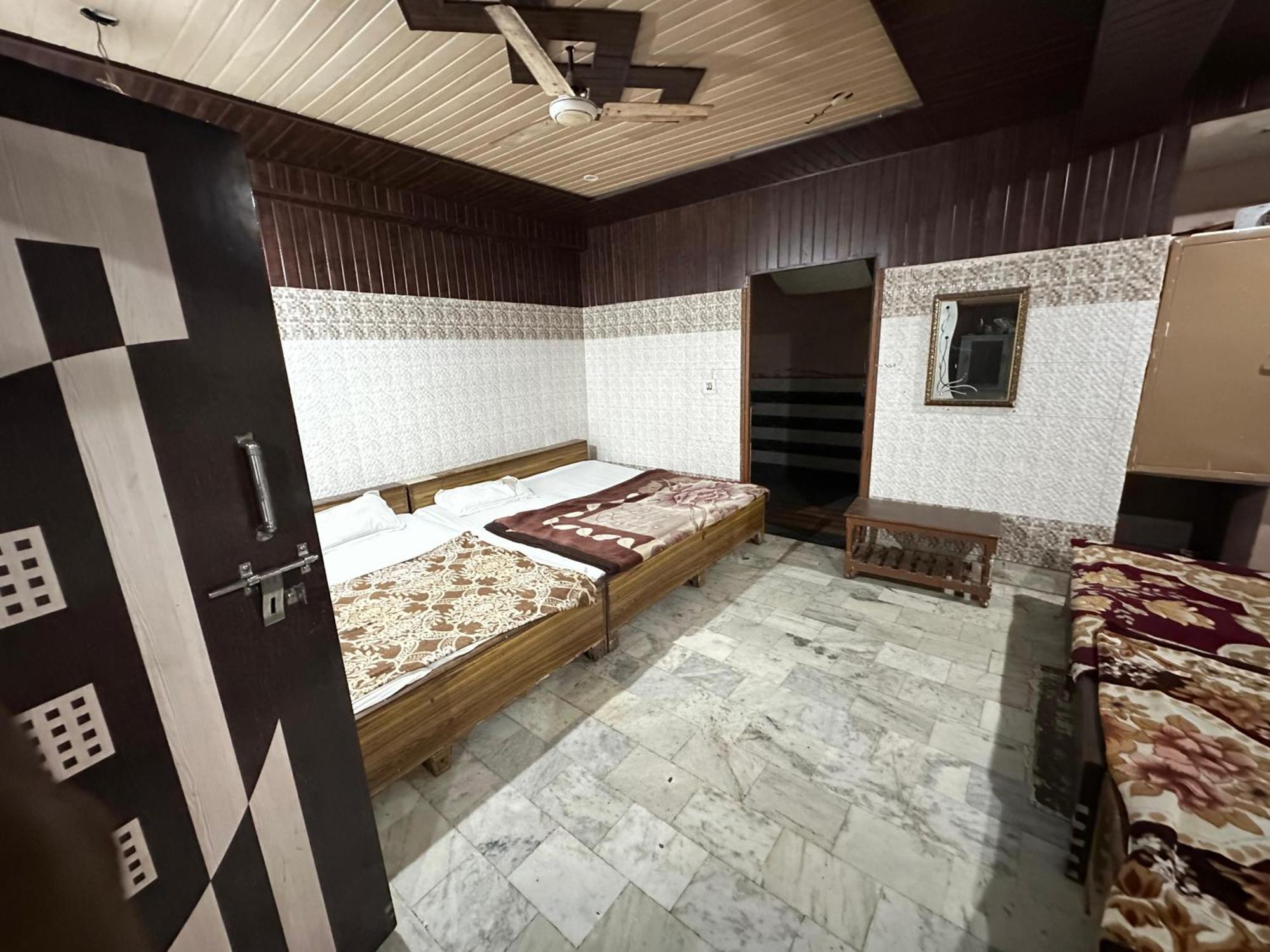 מטורה Subhadra Guest House מראה חיצוני תמונה